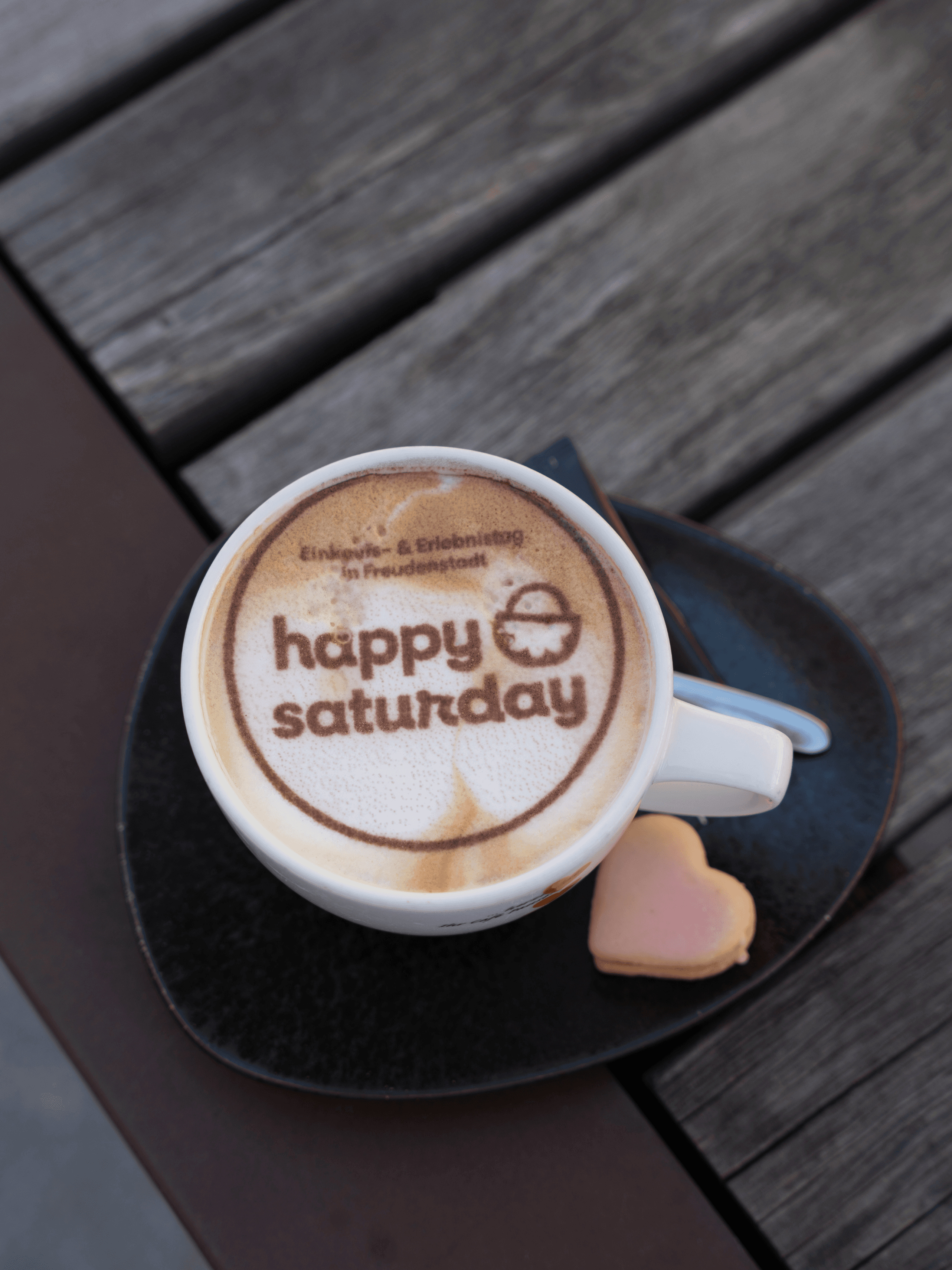 Kaffee mit happy saturday Latte-Art in Freudenstadt