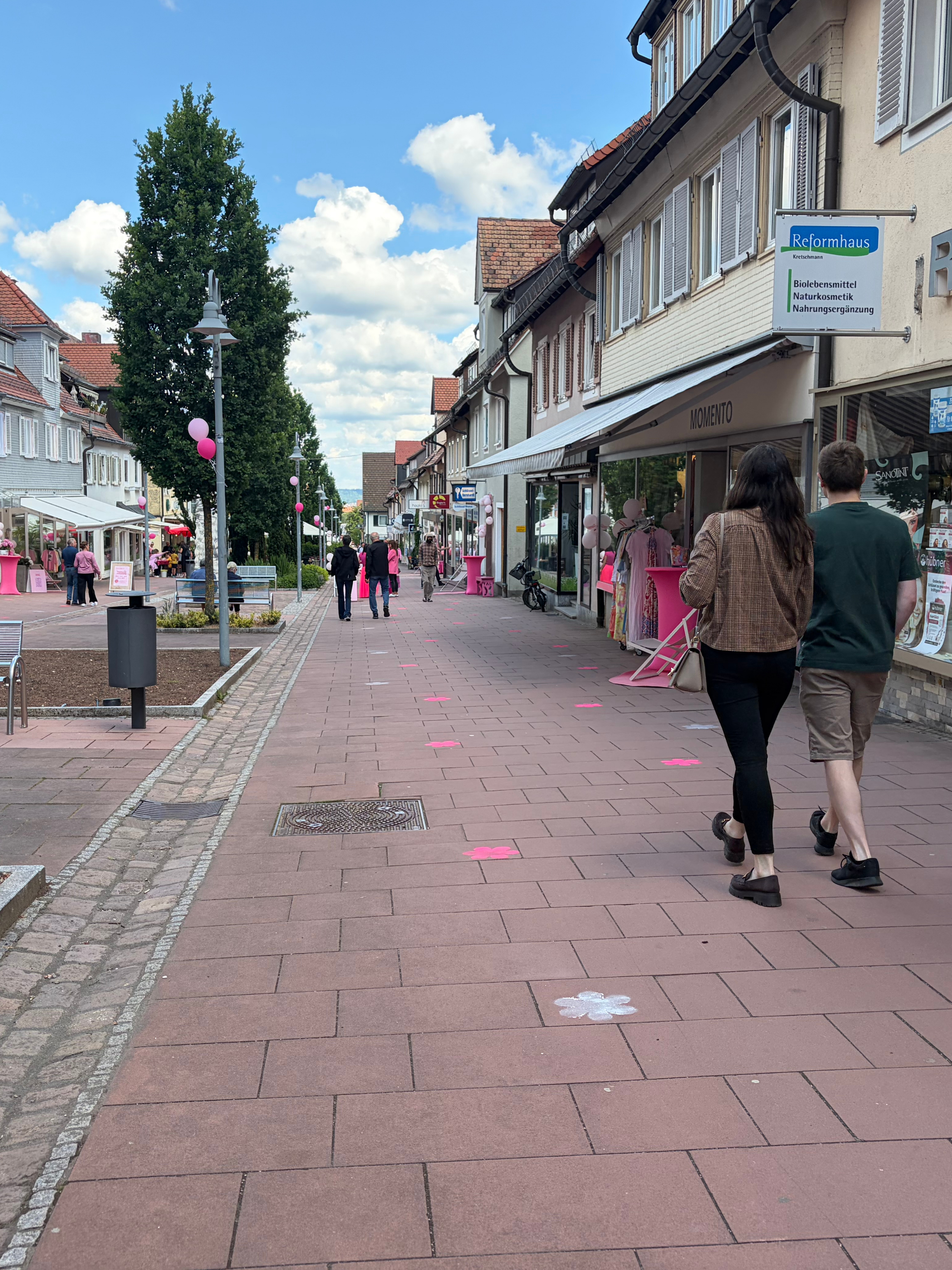Besucher in der Reichsstraße beim happy saturday in Freudenstadt